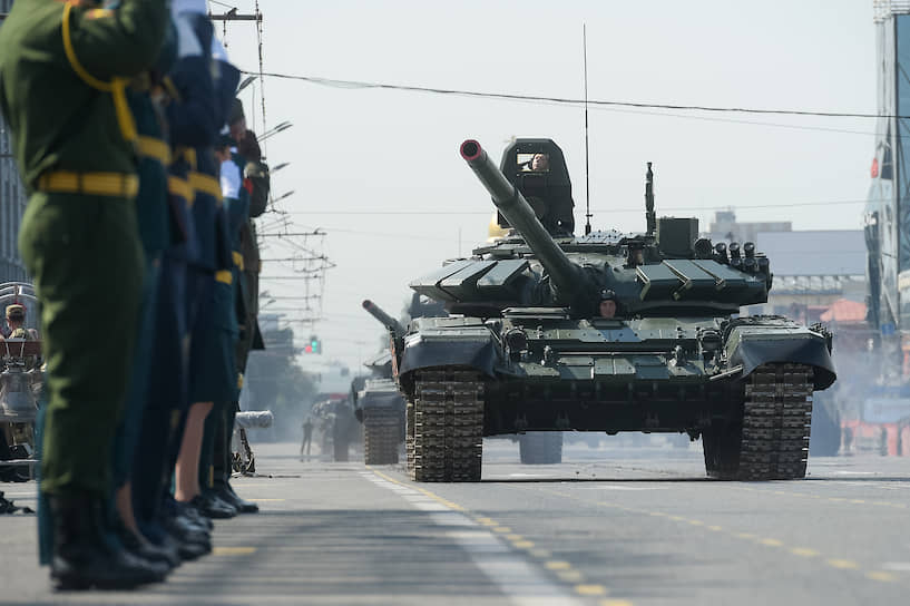 Глубоко модернизированный танк Т-72Б3 впервые участвует в проходе колонны на площади Ленина в Новосибирске. Гусеницы танка повредили асфальт на протяжении всего маршрута на Красном проспекте