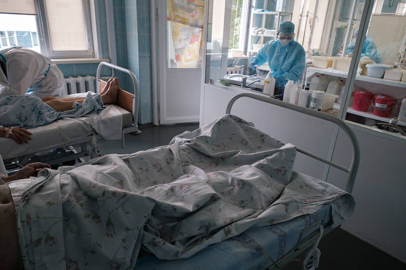 Уровень заболеваемости COVID-19 на 100 тыс. населения в России продолжает расти