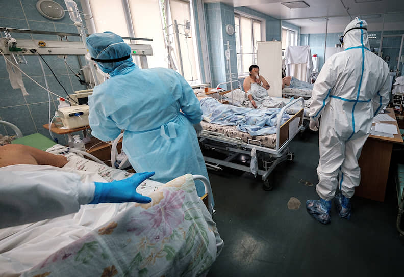 В Новосибирской области на 100 тыс. приходится 265,3 случая заражения. Увеличение за неделю составило 27,8 пункта, практически совпадая с прошлым периодом, следует из данных ИЦК.  На фото: работа госпиталя для пациентов с COVID-19 на базе больницы №12 в Новосибирске. Медицинские работники в защитных костюмах в палате