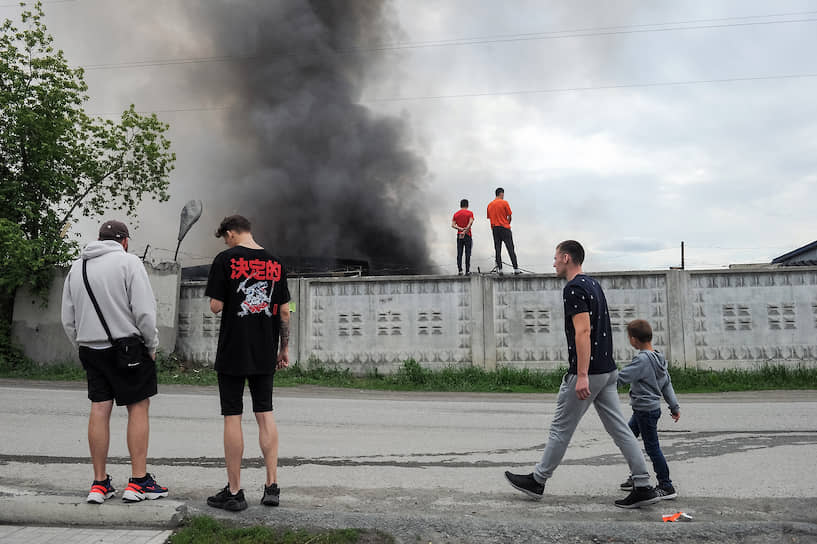 Крупный пожар на складе в Заельцовском районе на улице Гипсовая в Новосибирске