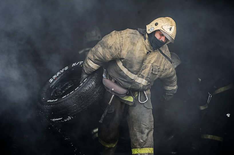 Крупный пожар на складе в Заельцовском районе на улице Гипсовая в Новосибирске. Сотрудник МЧС России во время ликвидации пожара