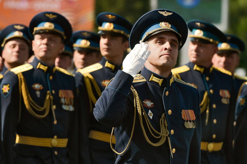 Военнослужащие парадных расчетов на военном параде, посвященном 75-летию Победы в Великой Отечественной войне на площади имени Ленина в Новосибирске