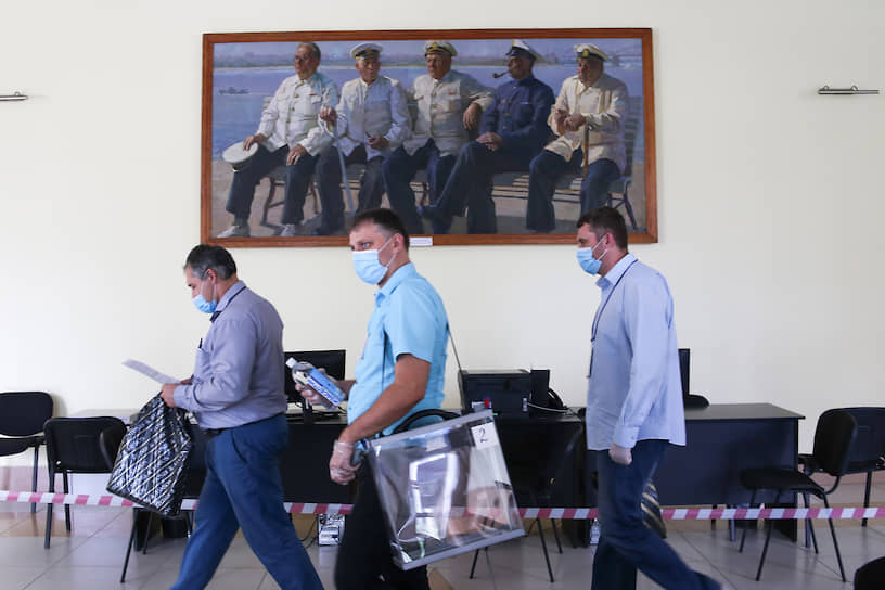 Члены участковой избирательной комиссии №1510 «Сибирского государственного университета водного транспорта» во время выездного голосования в Новосибирске
