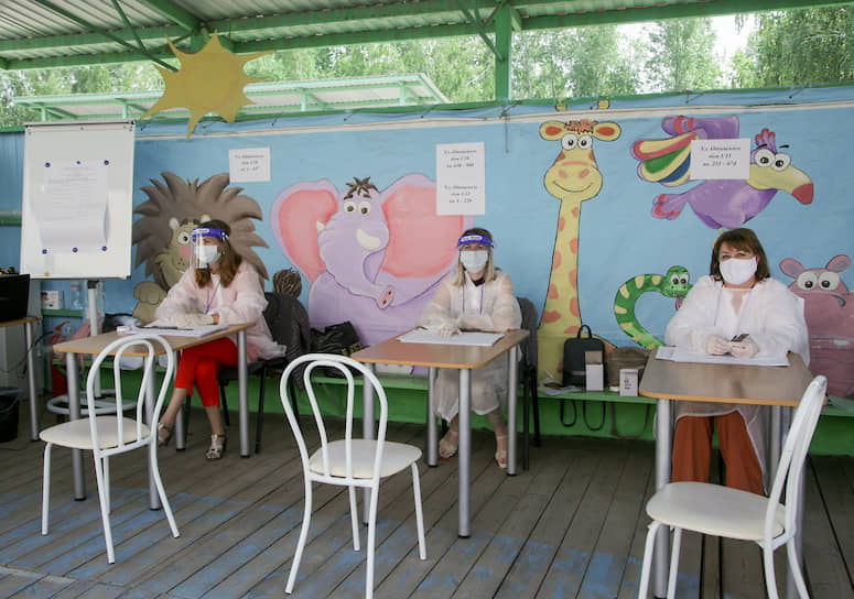 Работа избирательного участка на территории детского сада №44 «Мозаика» в Новосибирске