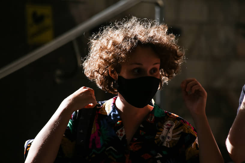 Пассажир в маске в переходе метро в Новосибирске после снятия ограничений после режима самоизоляции из-за опасности распространения коронавирусной инфекции COVID-19