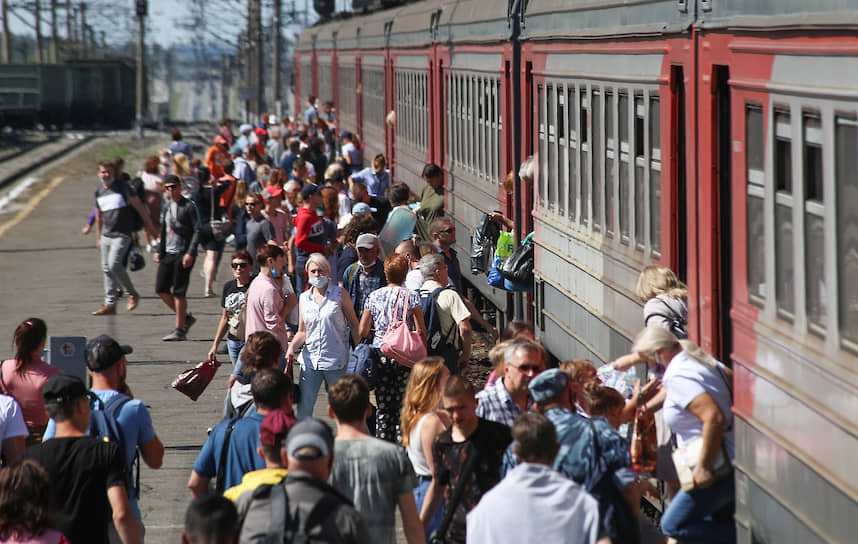 Пассажиры на платформе электричек в городе Бердске, Новосибирской области, после снятия ограничений после режима самоизоляции из-за опасности распространения коронавирусной инфекции COVID-19
