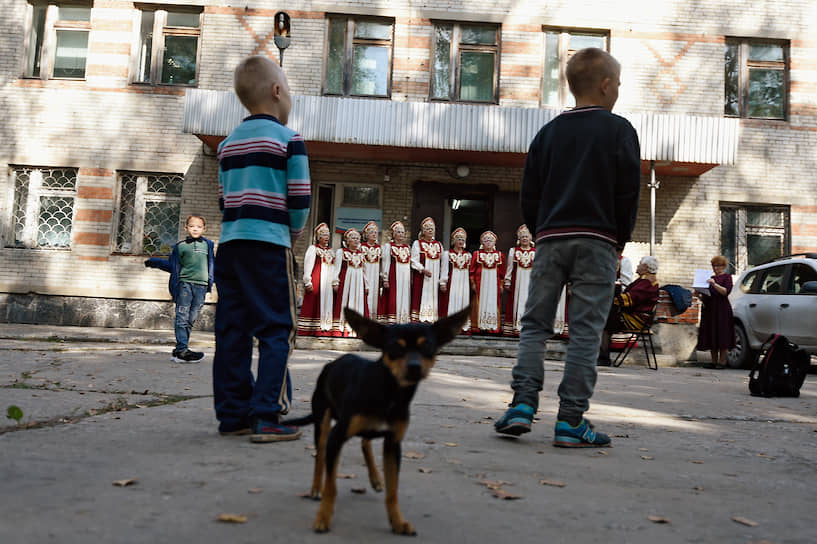 Концерт у УИКа в Барышевском сельском совете Новосибирской области во время единого дня голосования