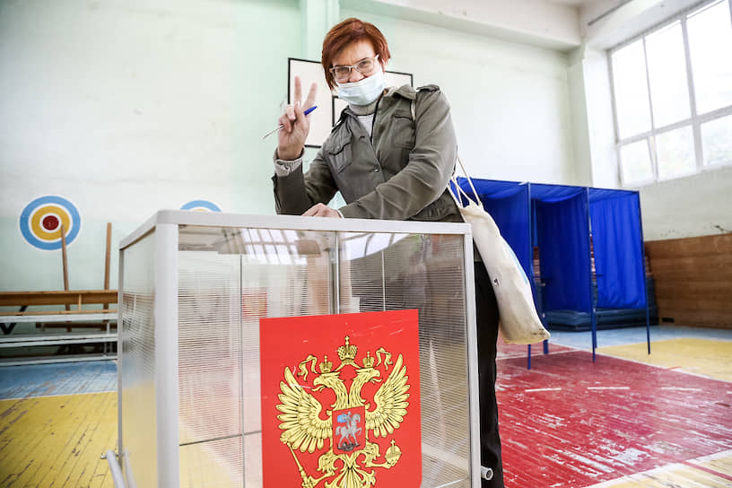 Избранный депутат городского совета Новосибирска Светлана Каверзина голосует в единый день голосования на выборах в Новосибирске