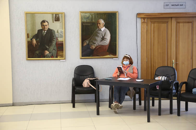 По данным председателя облизбиркома Ольги Благо, на выборах работали наблюдатели, подготовленные Общественной палатой Новосибирской области. Кроме того, на 900 избирательных участках (77% от общего количества) оборудовали системы видеонаблюдения. Серьезных нарушений зарегистрировано не было