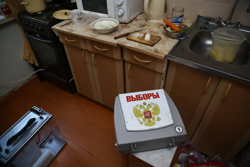 Урна для надомного (выездного) голосования в на кухне избирателя в Новосибирске