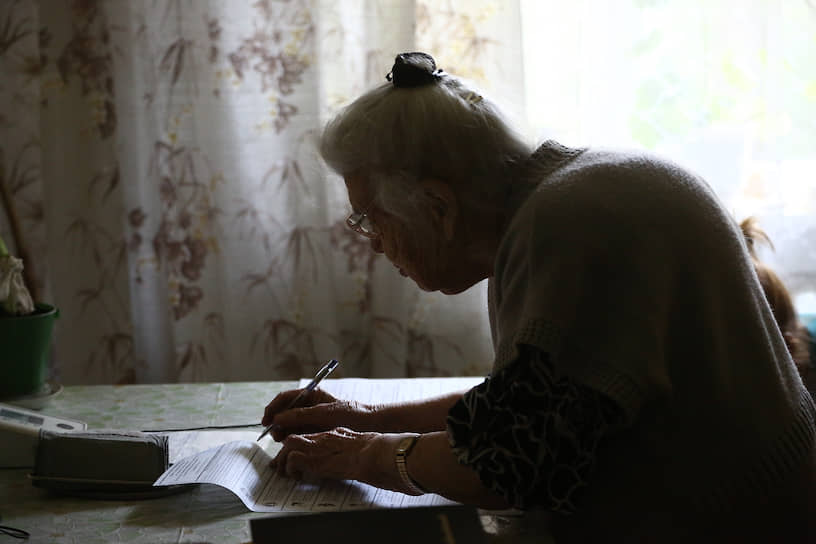 Жительница Новосибирска голосует на дому