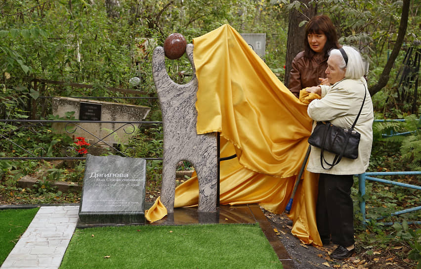 Церемония открытия памятника рок-певице Янке Дягилевой на Заельцовском кладбище в Новосибирске