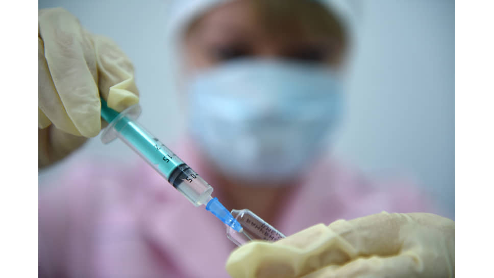 В Новосибирской области медикам поставили первые прививки от коронавируса. До конца года планируется привить несколько тысяч медработников