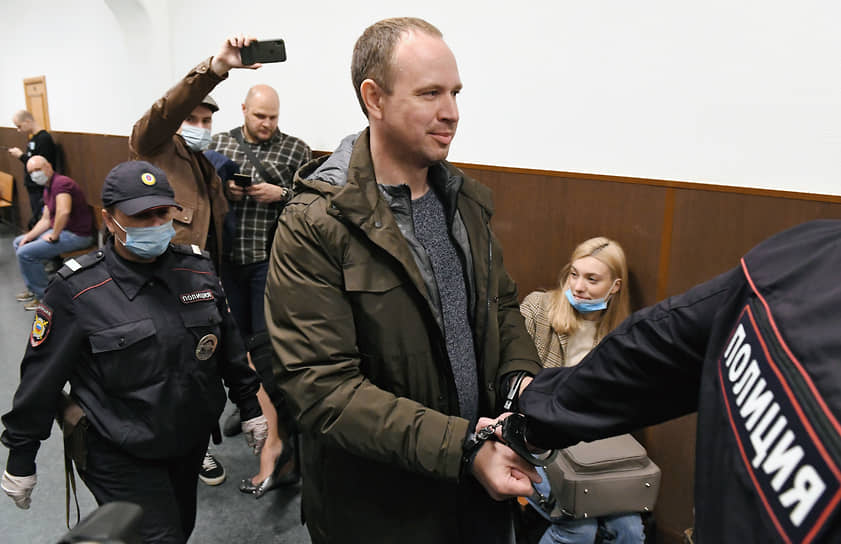 Сын бывшего губернатора Иркутской области Андрей Левченко арестован в Москве на два месяца. Он был задержан в Иркутске утром 28 сентября и самолетом отправлен в Москву, где ему предъявили обвинение в мошенничестве в особо крупном размере (ч. 4 ст. 159 УК)