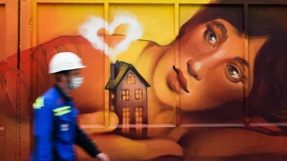Граффити «Тепло внутри» новосибирской художницы Марины Ягоды на стене внутри периметра ТЭЦ-2 в Новосибирске. Рисунок 20*2 метра посвящен 85-летнему юбилею станции