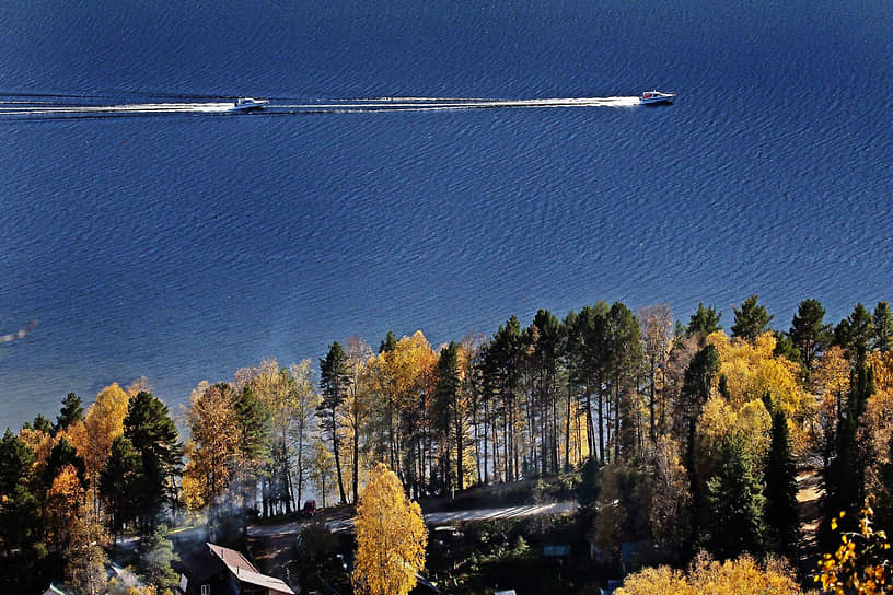 Виды Республики Алтай. Осень на Телецком озере. Катера идут по глади воды