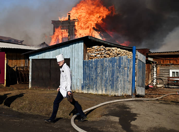 Пожар в одном из жилых домов села Тара Омской области. Медицинский работник на месте пожара