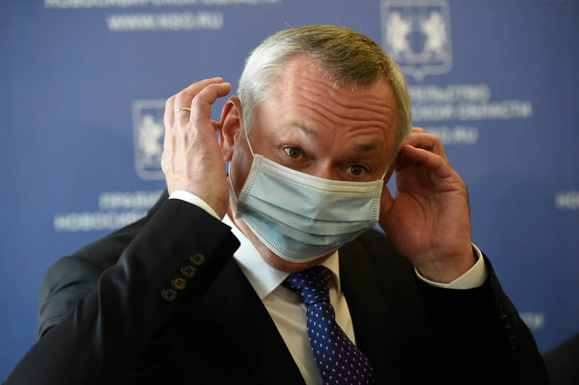 Губернатор Новосибирской области Андрей Травников надевает медицинскую маску после пресс-конференции