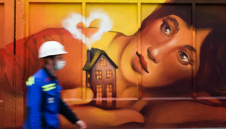 Граффити «Тепло внутри» новосибирской художницы Марины Ягоды на стене внутри периметра ТЭЦ-2. Рисунок 20*2 метра посвящен 85-летнему юбилею станции