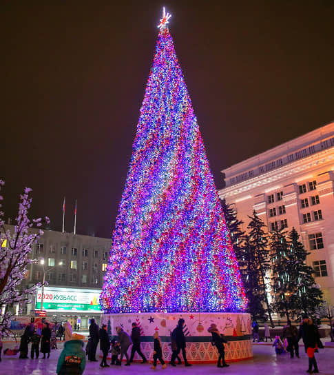 Главную елку в Кемерове установили на площади Советов. Искусственная ель, украшенная гирляндами разных цветов, уже радовала жителей в прошлом году. Ее купили за 18 млн руб. Высота дерева составляет 25 метров