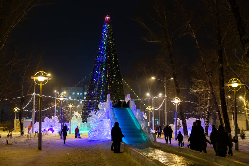 В Абакане новогодняя искусственная  елка высотой 25 метров устанавливается уже седьмой год подряд в Черногорском парке города