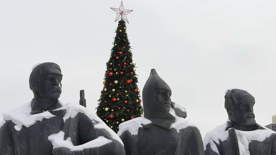 Новогодняя ель в Новосибирске установлена в Театральном сквере. Искусственное дерево высотой 21 метр украшено в классическом стиле – гирляндой и елочными игрушками, а также макушкой «Звезда». Затраты на елку составили 4,9 млн руб.