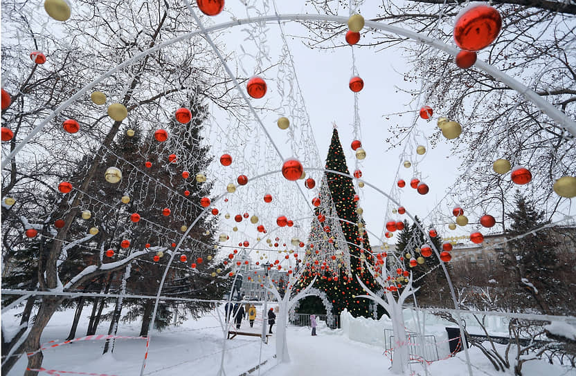 Главная елка Новосибирска на площади Ленина пред Новосибирским государственным академическим театром оперы и балета