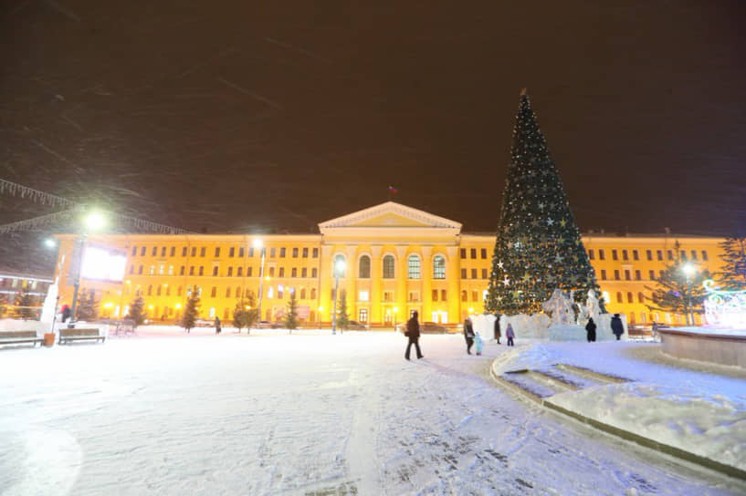 Главная новогодняя елка Томска находится на площади Ново-Соборной. Высота праздничного искусственного дерева составляет 25 метров