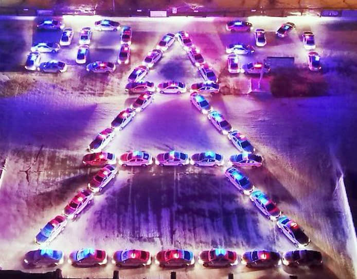 В Кузбассе 24 декабря 52 патрульных автомобиля ГИБДД приняли участие в автофлешмобе, в рамках акции «Полицейский дед мороз». Машины выстроились таким образом, чтобы образовалась цифра 2021 и гигантская автоелка. Видео флешмоба появилось на сайте ведомства