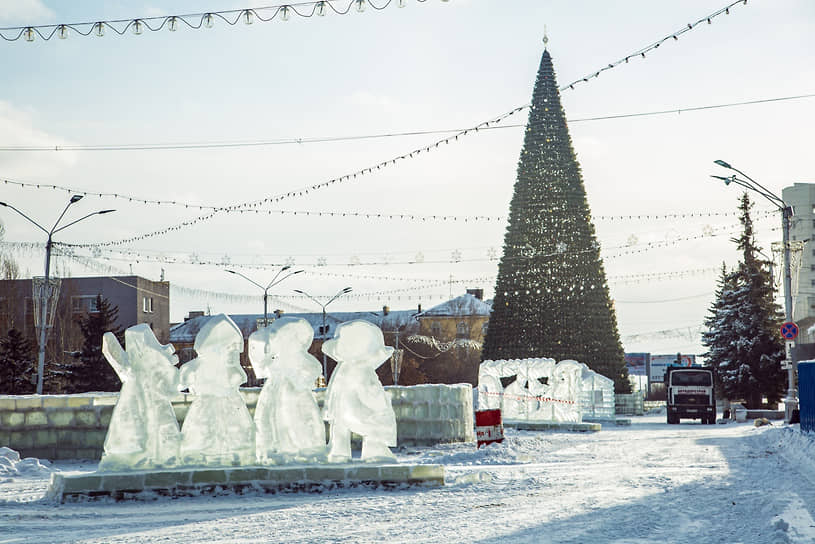 Барнаульская елка установлена на площади Сахарова. Ее купили в 2017 году. Новогоднее оборудование обошлось городу в 12 млн руб. Праздничное дерево высотой 32 метра искусственное