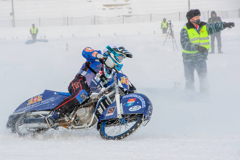 Спортсмены во время заездов в финале Кубка России по мотогонкам на льду среди мужчин (класс 500) на мотодроме ДОСААФ