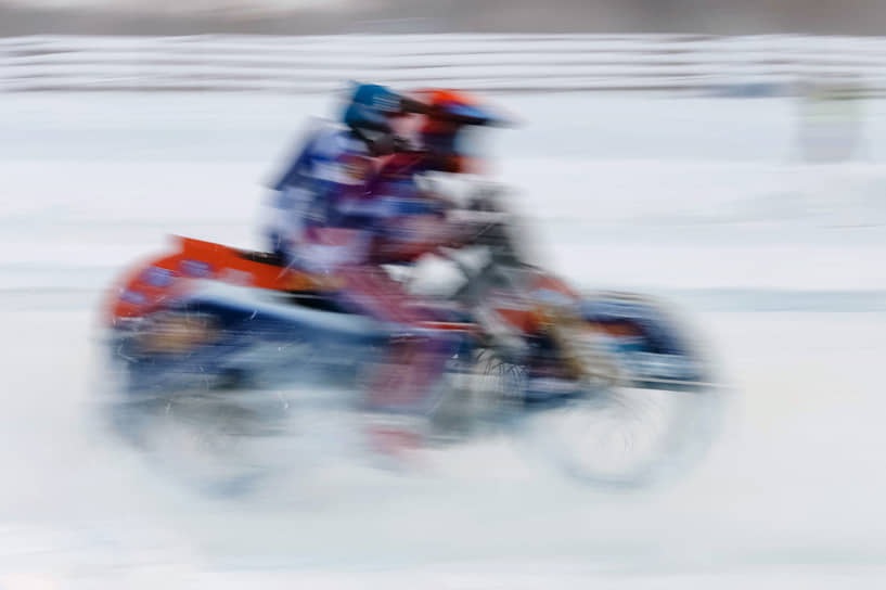 Спортсмены во время заездов в финале Кубка России по мотогонкам на льду среди мужчин (класс 500) на мотодроме ДОСААФ