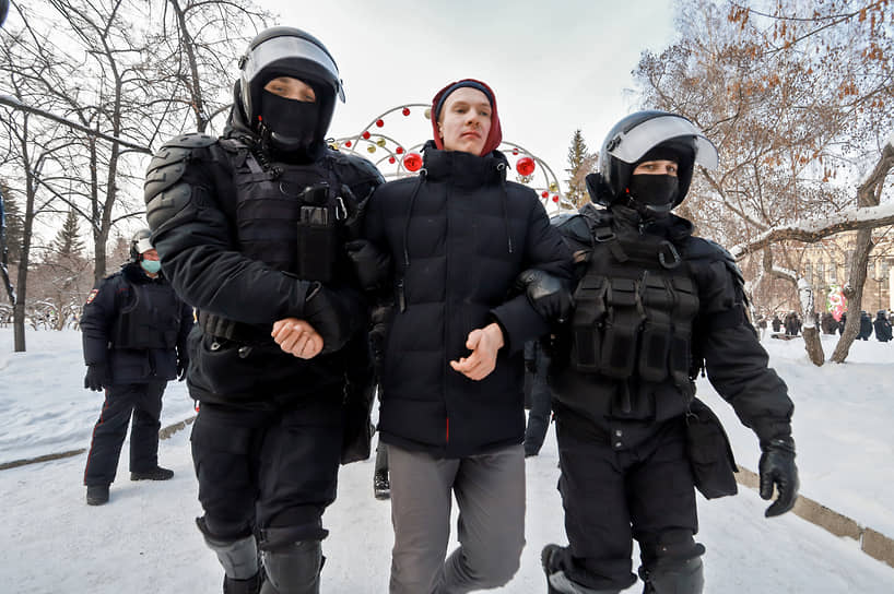 Митинг в поддержку политика Алексея Навального и шествие от Дома офицеров к площади Ленина. Сотрудники полиции во время задержания и посадки в автозак участника митинга