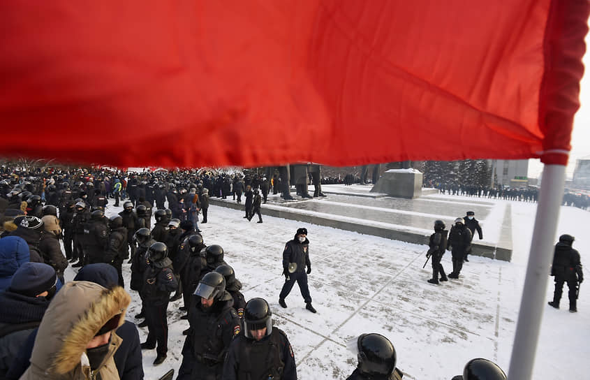 Митинг в поддержку политика Алексея Навального на Красном проспекте и Площади Ленина. Сотрудники полиции во время задержания участников митинга