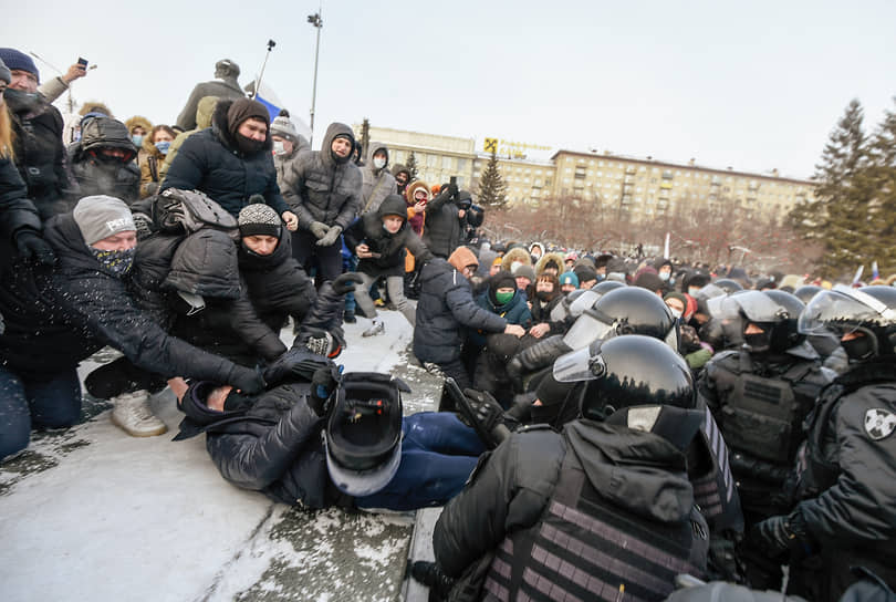 Митинг в поддержку политика Алексея Навального на Красном проспекте и Площади Ленина. Сотрудники полиции во время задержания участников митинга