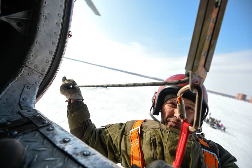 Участники основного состава парашютно-десантной пожарной службы отработали навыки спуска с вертолета МИ-8 при помощи специальных спусковых устройств