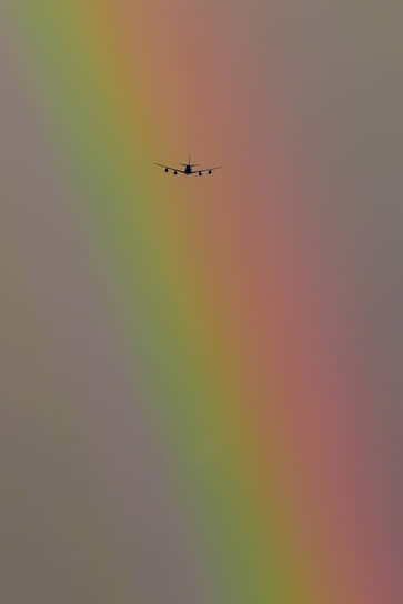 Самолет летит на фоне радуги в Красноярске