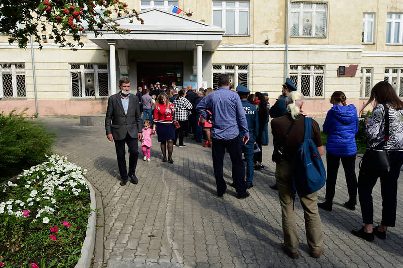 Новосибирск: избиратели в очереди перед избирательным участком №2004 в средней общеобразовательной школе №29