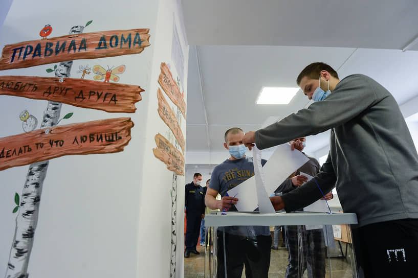 Подследственные граждане  во время голосования в новосибирском СИЗО
