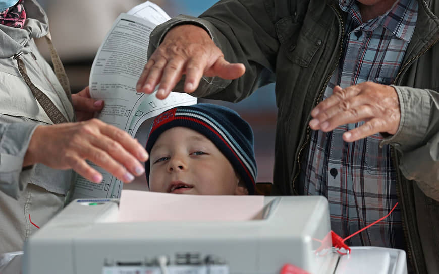 Избиратели во время голосования на одном из избирательных участков в Барнауле