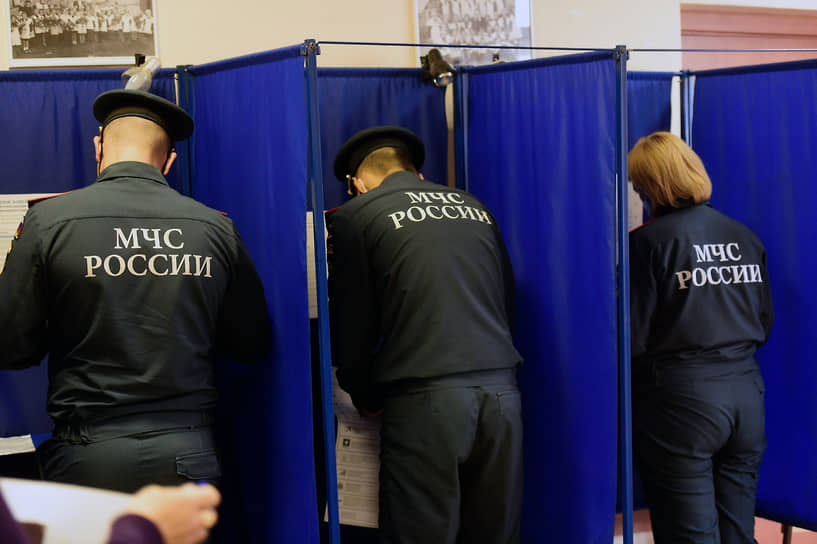 Сотрудники МЧС России во время голосования на избирательном участке в средней общеобразовательной школе в Новосибирске