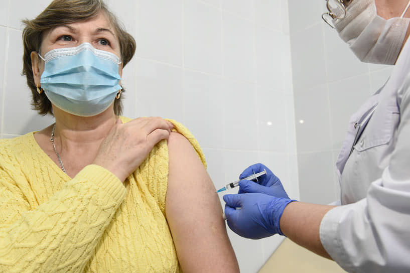 В Новосибирской области развернуто 93 пункта вакцинопрофилактики на базе взрослых поликлиник, а также 34 мобильных пункта в торговых центрах и других общественных местах, работает 98 мобильных прививочных бригад