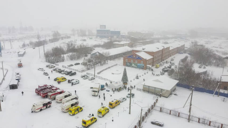 В четверг в 9.07 местного времени в подразделения ГУ МЧС по Кемеровской области поступил сигнал о задымлении в шахте «Листвяжная» (входит в «СДС-Уголь»). По данным пресс-службы ГУ, под землей находилось на момент поступления сигнала 285 горняков