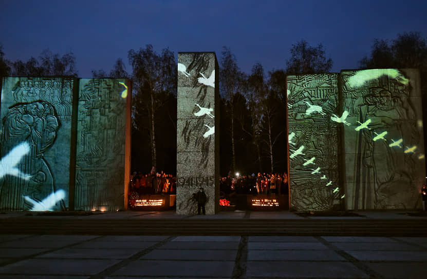 Акция &quot;Свеча памяти&quot;, посвященная памяти погибшим в годы Великой Отечественной войны, на мемориальном комплексе &quot;Монумент славы&quot;
