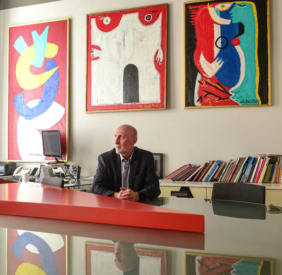 Андрей Шаповалов, директор Новосибирского краеведческого музея. На стенах его кабинета работы советского художника Элия Белютина