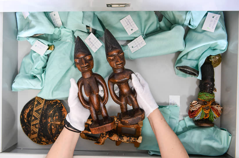 Парная скульптурная группа «Близнецы». Согласно представлениям африканского народа Йоруба, близнецы обладают магической силой
