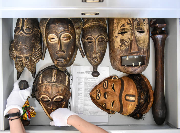 Ритуальные маски народов Африки. В фондах Краеведческого музея находится одна из крупнейших коллекций африканского искусства в Сибири