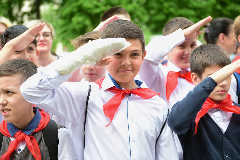Участники церемонии посвящения в пионеры, учащиеся новосибирских школ перед домом культуры имени М.Горького 