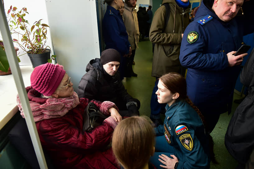 Жители дома с улицы Линейная в Новосибирске, где произошел взрыв бытового газа, в пункте временного размещения в школе. во время получения психологичской помощи сотрудниками МЧС.