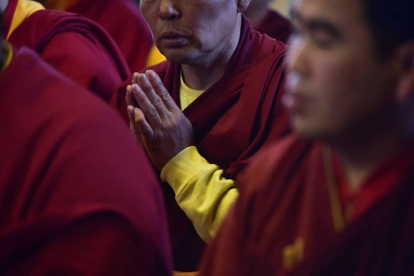 Буддийские монахи во время молитвы в монастыре Тубтен Шедруб Линг в Тыве
